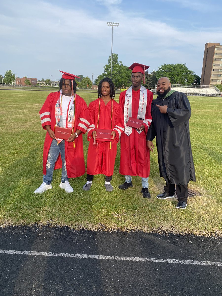 CoachGarland5's tweet photo. MY WHY!!! “Work hard in silence, let your success be your noise” Frank Ocean! Couldn’t have asked for a better Senior Class as a first year Head Coach. Congrats to the Class of 23. Much Love my guys!! 🤞🏾💯‼️#WAR #TheCleam 🔴⚪️ https://t.co/pVCNd2iMSQ