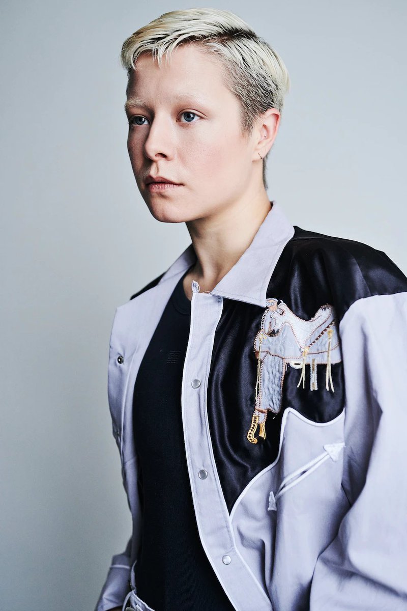 EmmaDarcyBrasil's tweet photo. Emma D'Arcy fotografade por Ruth Crafer (2022). https://t.co/4YBbTgbsSn