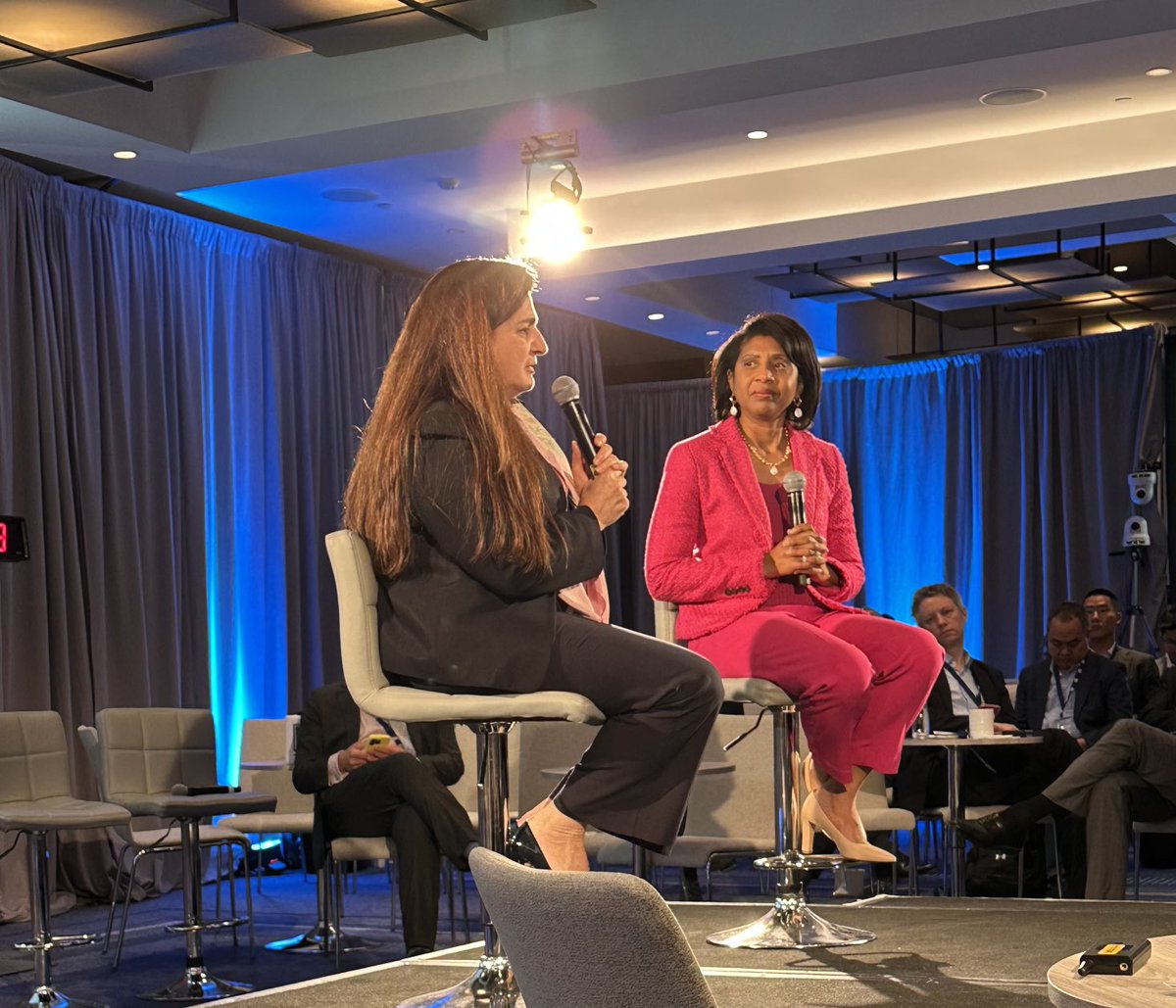 Women as one with ⁦<a href="/Drroxmehran/">Dr Roxana Mehran</a>⁩ ⁦<a href="/JulieTylerTime/">Julie Tyler</a>⁩ ⁦<a href="/OPCILive/">OPCI</a>⁩. Amazing story Roxana!