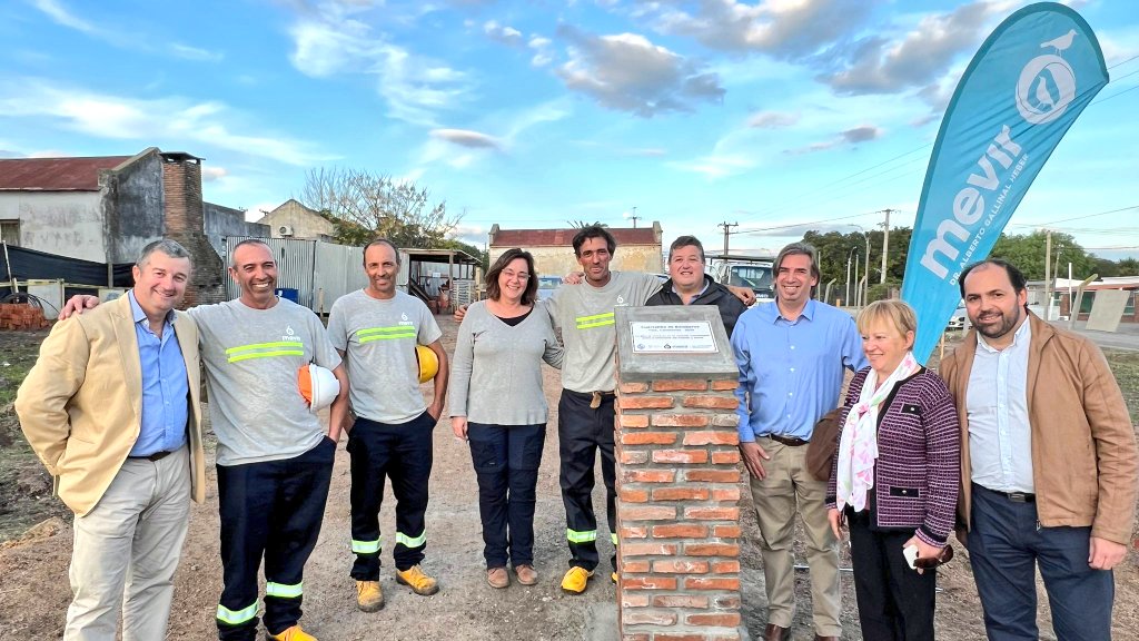 juanpab_delgado's tweet photo. 𝗠𝗘𝗩𝗜𝗥 》TALA, CANELONES 
El anhelo de los vecinos y del Municipio se cumple; dimos inicio a obras del nuevo Destacamento de Bomberos que ejecutará @MevirOficial en acuerdo comunitario entre Ministerio del Interior, en terreno cedido por ASSE.
#ConstruimosComunidad https://t.co/YY9lMjF0jO