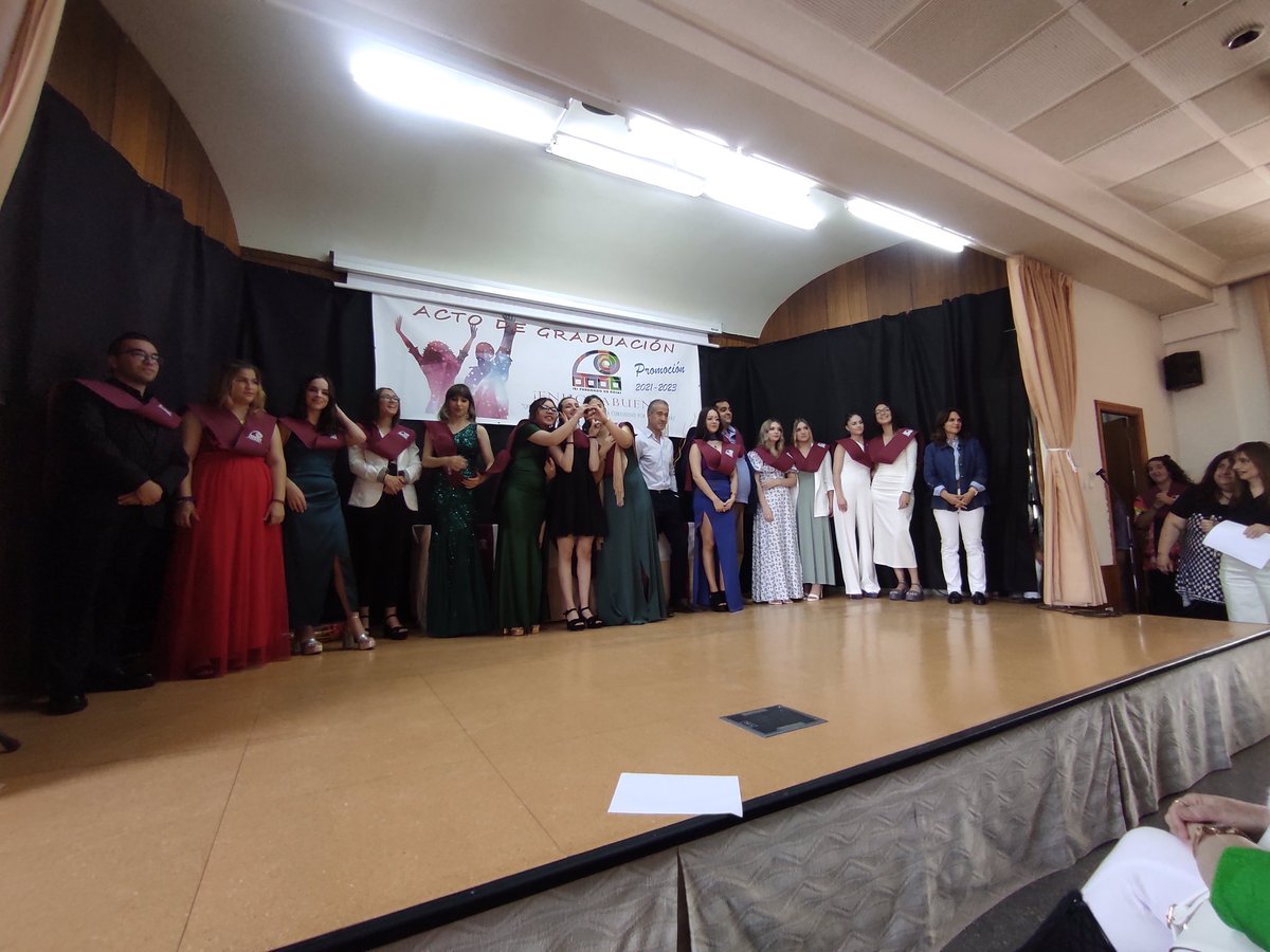 iesfrojasFpDual's tweet photo. Ayer tuvimos en el Centro la  Graduación de los grupos de Ciclos Formativos del turno de mañana de la promoción 2021-2023 de Educación Infantil, Animación Sociocultural y Turística, y de Técnicos de Atención a Personas Dependientes.😍😘#CiclosFormativos #Rojas #Salamanca https://t.co/T4fqcGiRyL