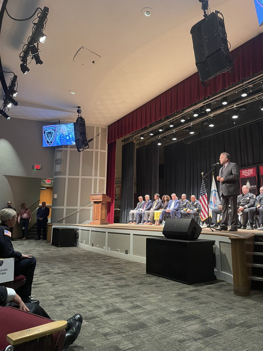 CPDNYInfo's tweet photo. We welcomed six new officers to the family today! Congratulations to Officer Newton, Officer Hillyard, Officer Brickman, Officer Empfield, Officer Mandel and Officer Kruse. Officer Kruse also was awarded the Top Academic Award. We wish them a long healthy career. https://t.co/HOf9h9O4cB