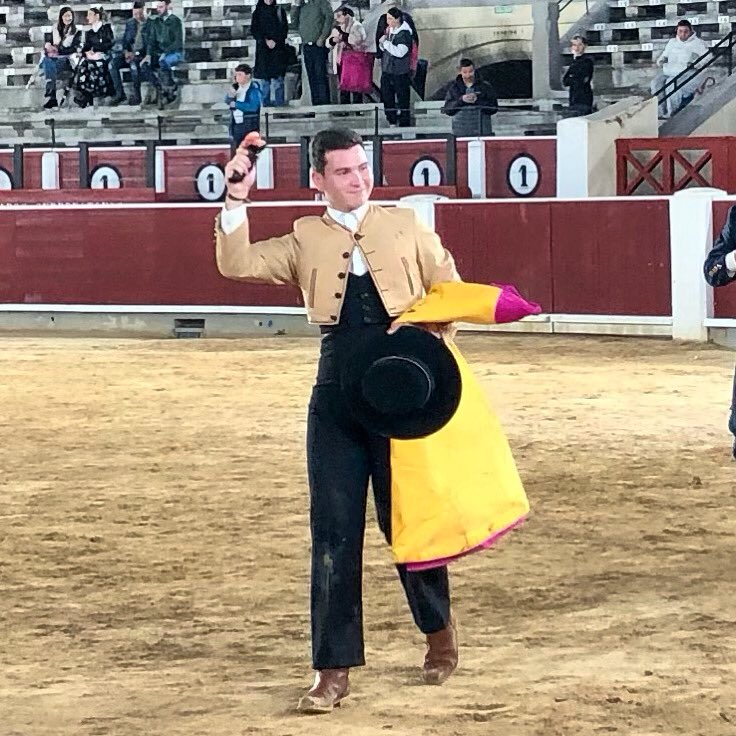 🏟️Albacete.-  𝗣𝗮𝗯𝗹𝗼 𝗠𝗮𝘁𝗮 𝗹𝗼 𝗯𝗼𝗿𝗱𝗮 𝗲𝗻 𝗔𝗹𝗯𝗮𝗰𝗲𝘁𝗲 
Oreja con petición de la segunda que perdió por el d#fallo con el descabello, después de cuajar una gran faena a un buen novillo de la ganaderia de Iruelo.