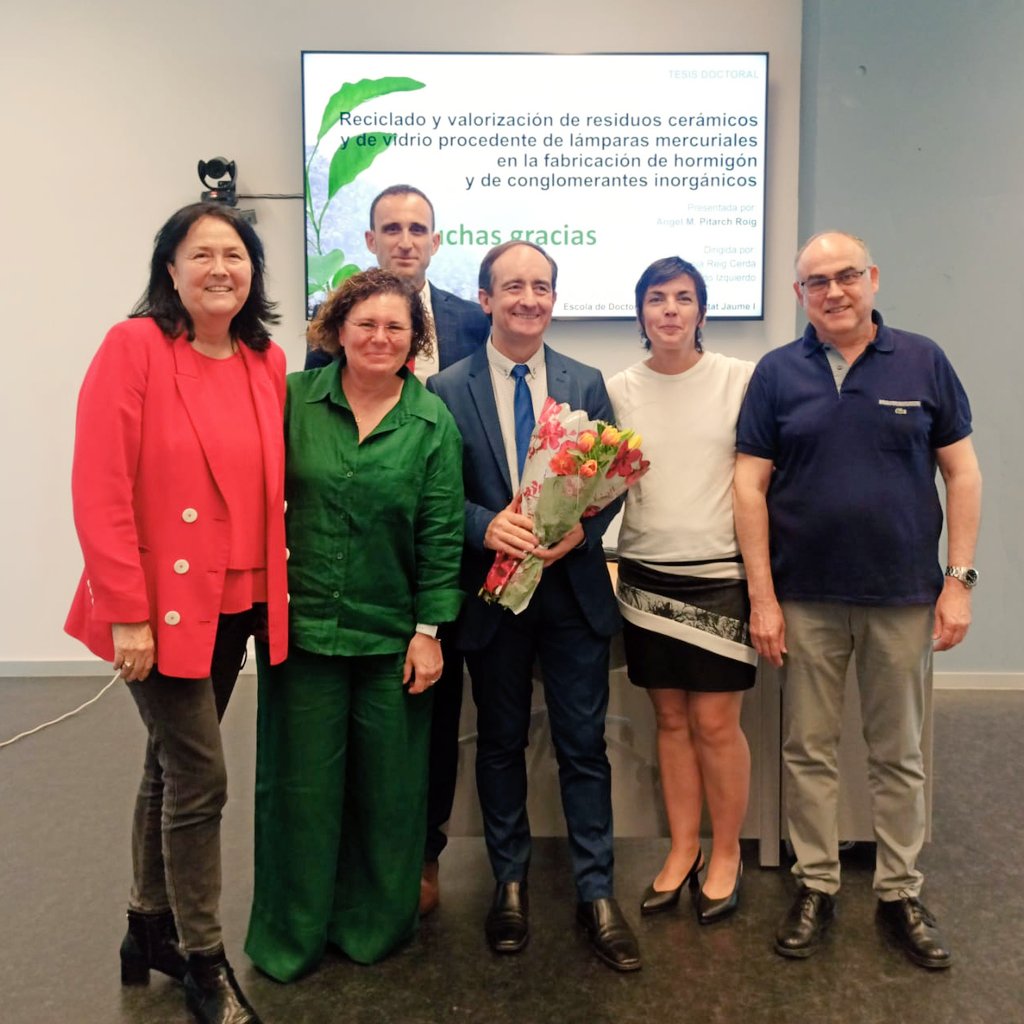 ArqTecnicaUJI's tweet photo. Hoy tenemos nuevo doctor en #EMC @ArqTecnicaUJI @ESTCE_UJI @UJIuniversitat 
Muchas gracias a todos los que lo han hecho posible. https://t.co/23P9ZocJ23