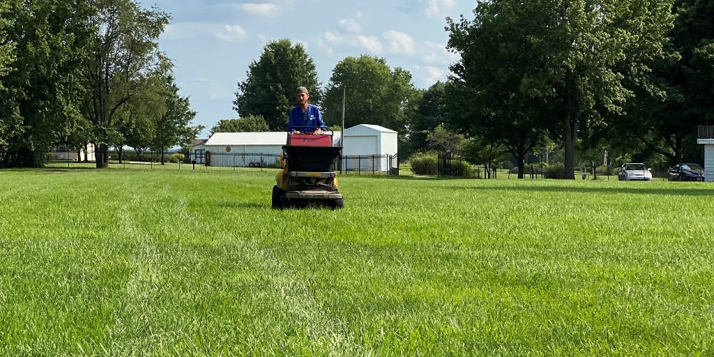 samsturfcare's tweet photo. Keep your grass bright green and weed-free!💚

Our #lawncare program combines #fertilization and #weedcontrol to rid your yard of nutrient-stealing weeds and give your grass the strength it needs to grow healthy!

Contact us today! (816) 408-6853
https://t.co/mfEWenBGih https://t.co/YKMhLcm7BJ