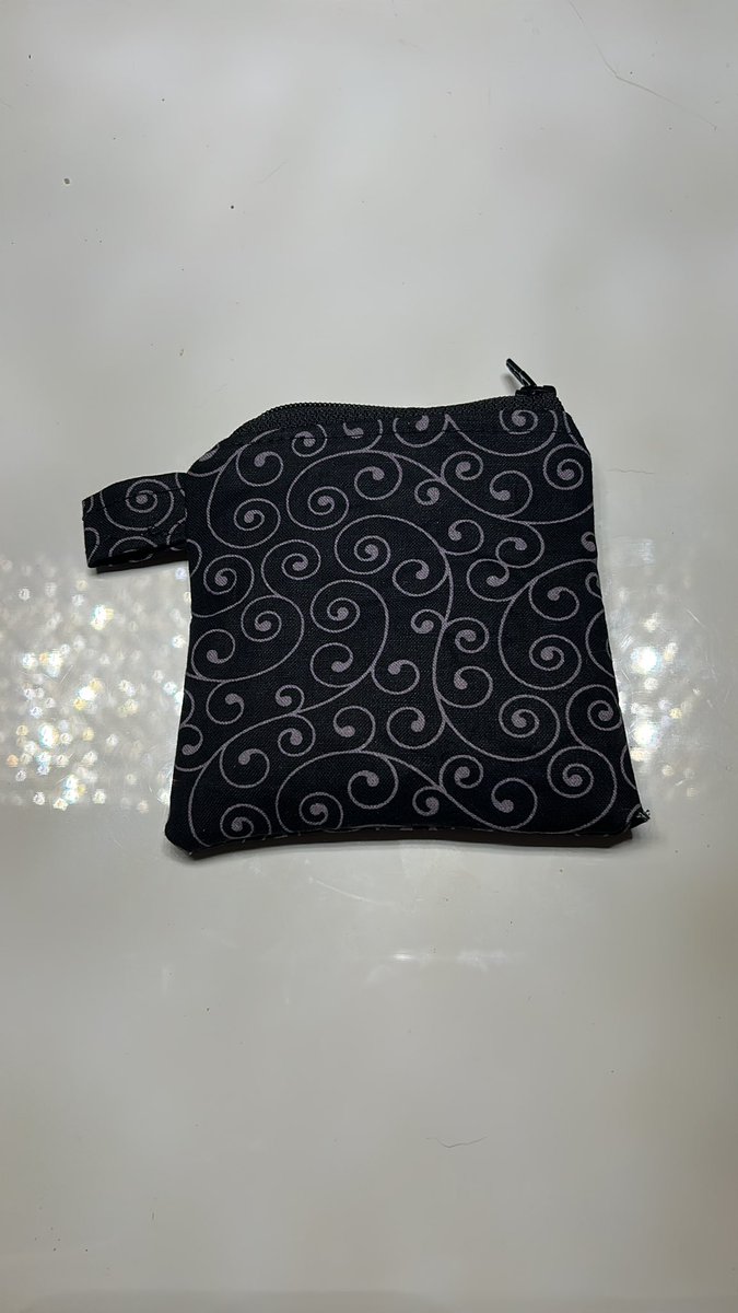 EdaSalad's tweet photo. I just sewed my very first zipper pouch!!! Y’all don’t know how happy this makes me. It’s functional and not half bad looking!!! https://t.co/p35vRt8jJY