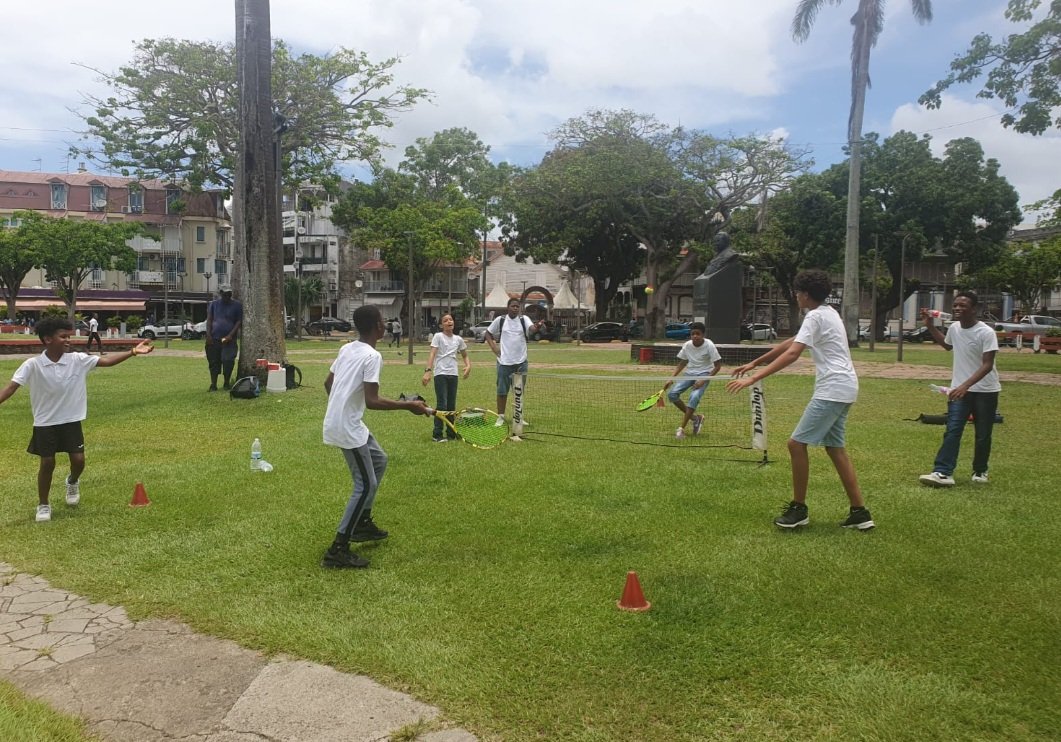 Tous les vendredis, après les cours, l'association Tennis Club de Lauricisque propose aux  collégiens volontaires des activités sportives diverses sur la Place de la Victoire à <a href="/VILLEPAP/">POINTE-A-PITRE</a>. Des temps de rencontres et de partages entre les élèves issus des 3 collèges de la CE.👏🏿👏🏿