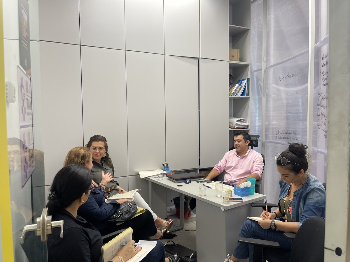 AreaMetroBga's tweet photo. #PoderAmarillo 🚕 | Nos reunimos con las gerentes de las empresas Radiotax y CiBO para concertar estrategias enfocadas en fortalecer el servicio de taxi con la promoción de la tarjeta amarilla. 🟨 

Seguimos uniendo esfuerzos por impulsar el transporte legal y seguro. 🤝🏼🤝🏼 🚖 https://t.co/p4SZTSXGAZ