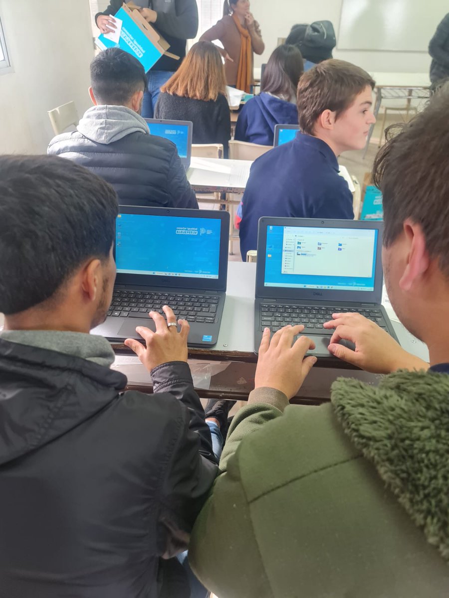 DTE_Region14's tweet photo. El equipo @DTE_Region14 acompañó entrega de 13 nets a estudiantes de 6° año de la EES 6 anexo 3031 #cuchacucha #ConectarIgualdadBonaerense Se realizó un taller sobre uso y cuidados de las nets. 🙌
@AlbertoSileoni @ClaudiaBracchi1 @salbarracin
@DTE_BA @HernanCalabrese
@Barbr_torti https://t.co/QZfMsXw5Iw