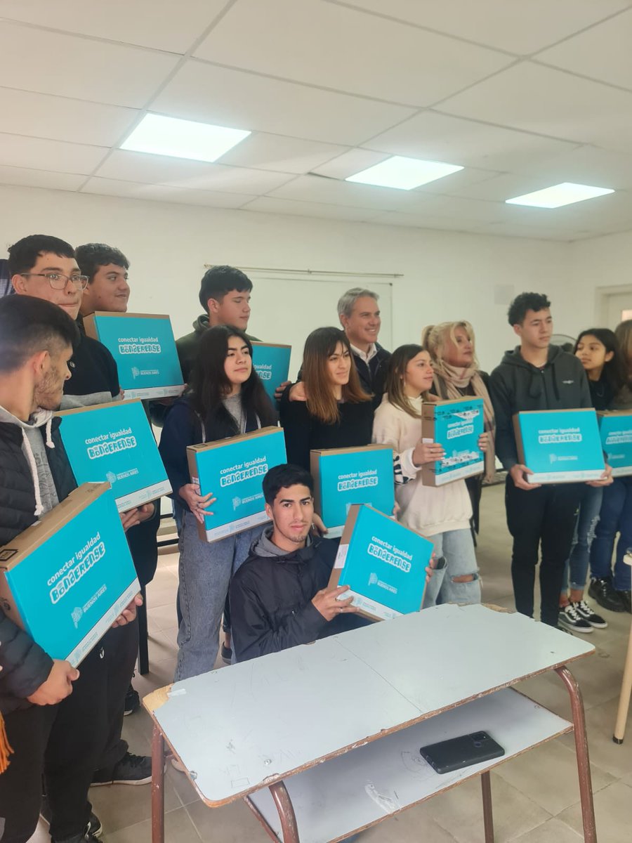 DTE_Region14's tweet photo. El equipo @DTE_Region14 acompañó entrega de 13 nets a estudiantes de 6° año de la EES 6 anexo 3031 #cuchacucha #ConectarIgualdadBonaerense Se realizó un taller sobre uso y cuidados de las nets. 🙌
@AlbertoSileoni @ClaudiaBracchi1 @salbarracin
@DTE_BA @HernanCalabrese
@Barbr_torti https://t.co/QZfMsXw5Iw
