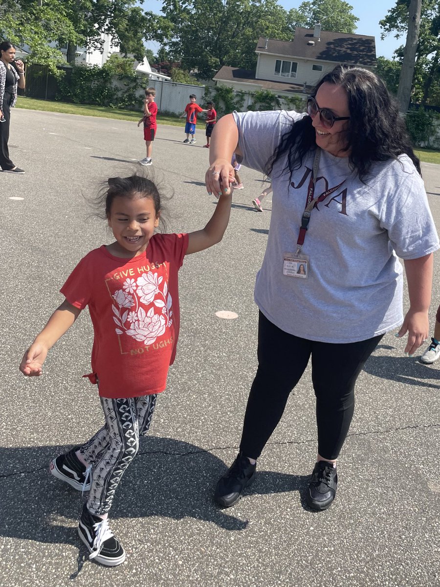 There’s nothing better than a dance party with Ms. Dunn! 😍