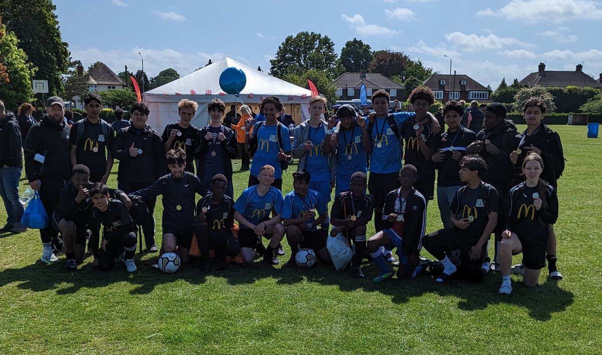 Top day at the office....100s of YP from #doorstepsport sessions across Kent having fun in the ☀️at the @KickOffAt3 event.Lots of incredible individuals and orgs have pulled together to make the day happen...superbly guided by the skipper of the ship @NatalieCurtis1 👏#teamwork