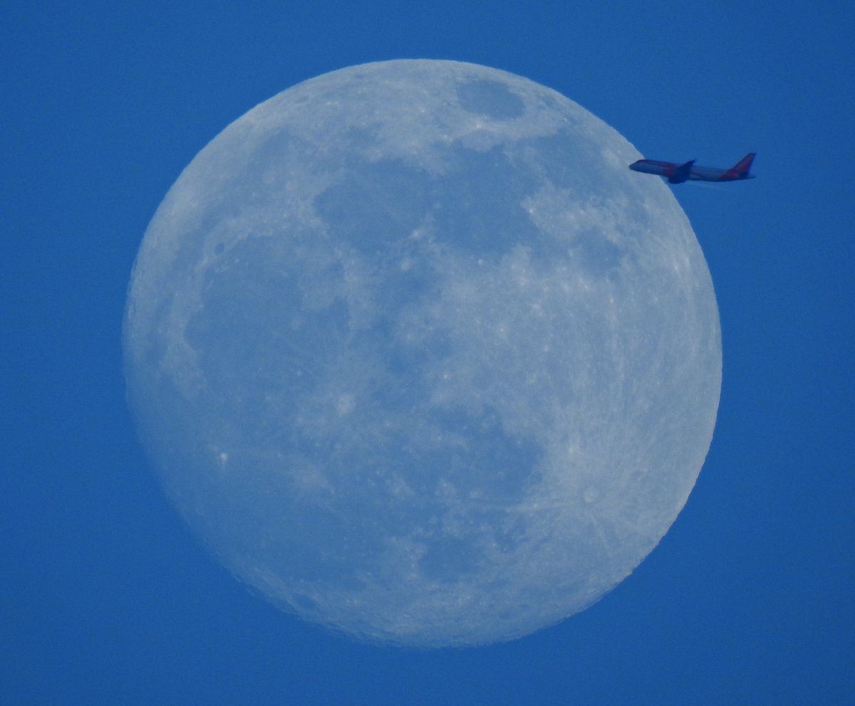 toro_an's tweet photo. El paso de un avión.... https://t.co/6hFtubePMa