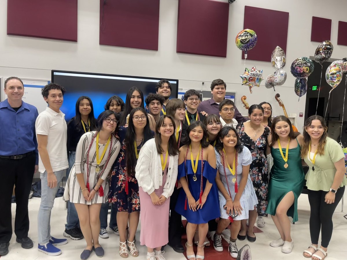 ysletadebate's tweet photo. It is graduation day! With that said, we would like to recap our banquet👩🏻‍⚖️🧑🏻‍⚖️ It is hard saying goodbye to our seniors, but we are thrilled to see what awaits them after High School https://t.co/KIDSkylyC4