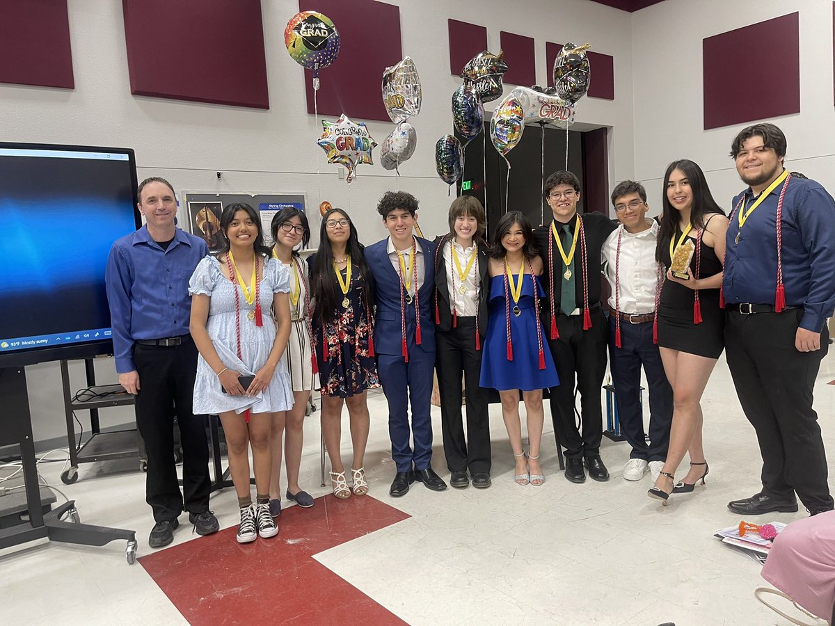 ysletadebate's tweet photo. It is graduation day! With that said, we would like to recap our banquet👩🏻‍⚖️🧑🏻‍⚖️ It is hard saying goodbye to our seniors, but we are thrilled to see what awaits them after High School https://t.co/KIDSkylyC4