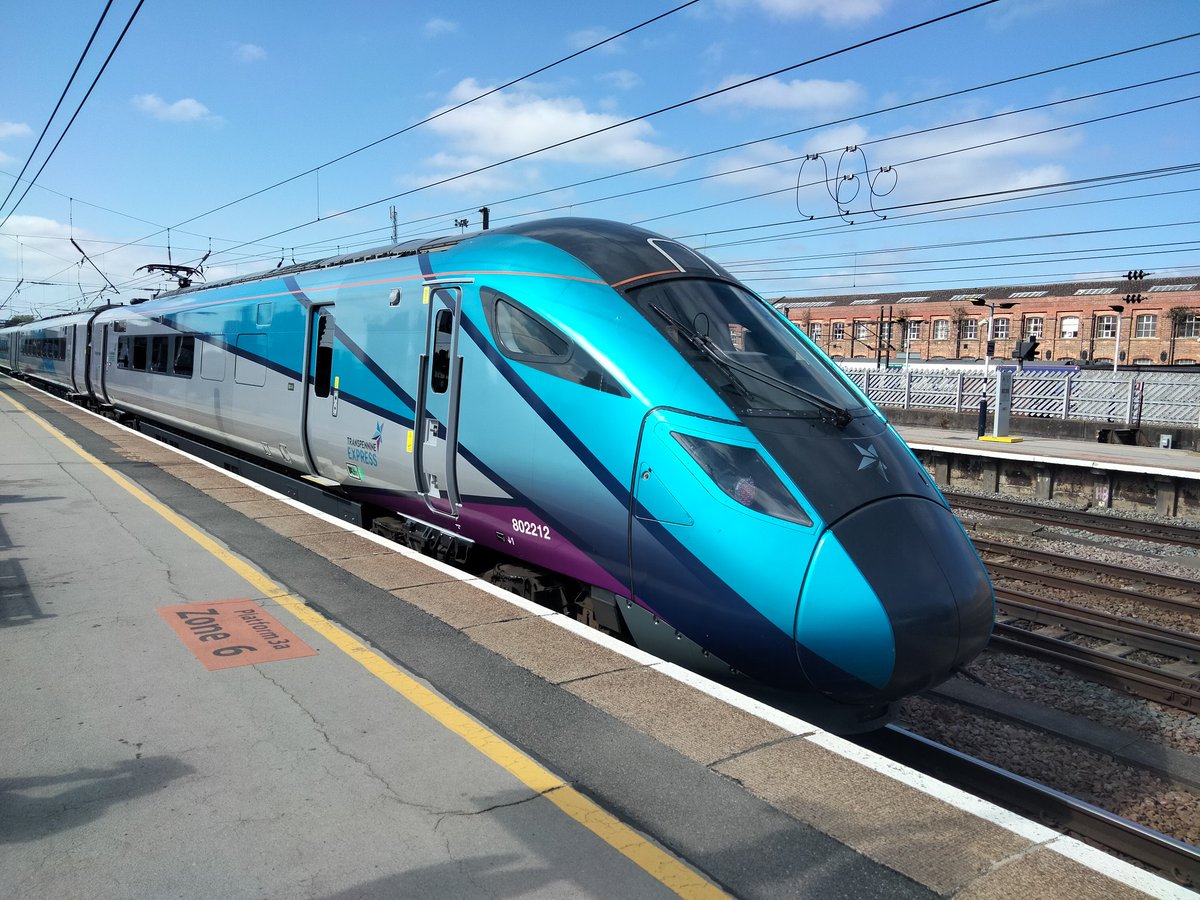 Harrod15S's tweet image. TPExpress 802212 looking stunning in the sunshine at Doncaster platform 3a this morning
#class802 #transpennineexpress #trains #Doncaster