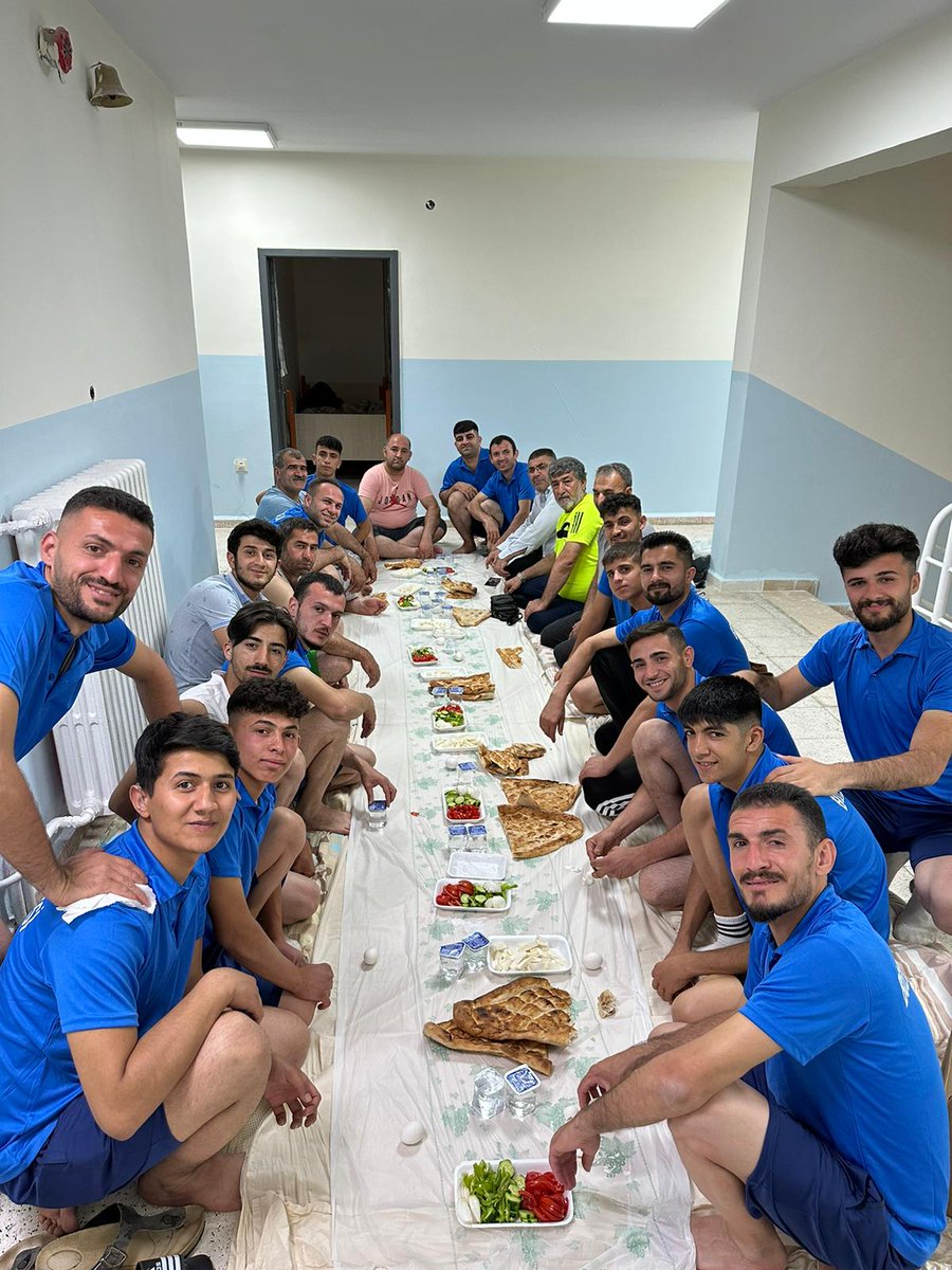 MustafaBEBE16's tweet photo. Şanlıurfa sağırlar spor kulübü Diyarbakır'da kalmış olduğu yurttan akşam yemeğine koridorda yiyerek sohbet içinde kazanılan maç analizini yaparak önümüzdeki maçları stressiz kazanıp şampiyon olmayı hedefleyen Şanlıurfa'nın aslanları imkansızlar içinde başarı hedefleyen insanlardı https://t.co/4JF77CrhxF