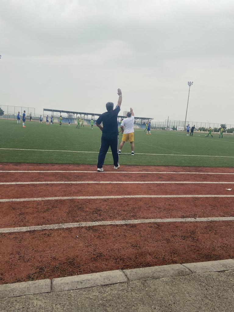 MustafaBEBE16's tweet photo. Şanlıurfa sağırlar spor kulübü Diyarbakır'da kalmış olduğu yurttan akşam yemeğine koridorda yiyerek sohbet içinde kazanılan maç analizini yaparak önümüzdeki maçları stressiz kazanıp şampiyon olmayı hedefleyen Şanlıurfa'nın aslanları imkansızlar içinde başarı hedefleyen insanlardı https://t.co/4JF77CrhxF