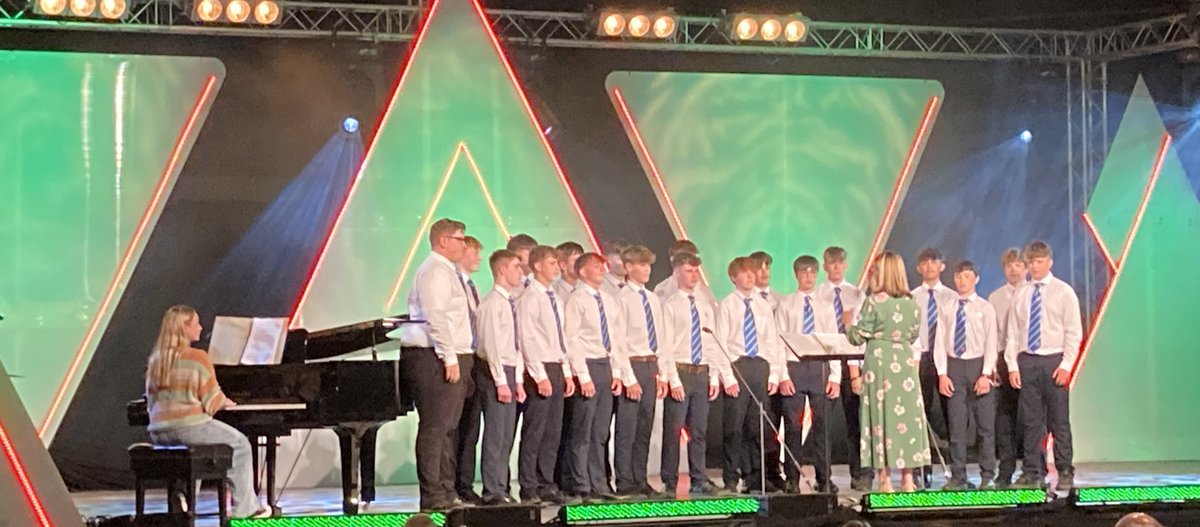 🥇 Llongyfarchiadau mawr iawn i’r Côr T.B Bl.13 ac iau ar ennill y wobr gyntaf heddiw yn @EisteddfodUrdd Arbennig 👏🏼 @CerddyFro Congratulations to the T.B Choir for Yr.13 and under for their first prize at today’s Urdd Eisteddfod. 🥇