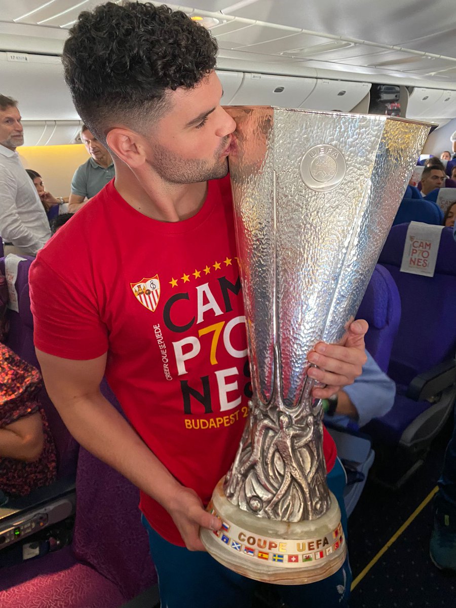 Los sueños se cumplen, NUNCA TE RINDAS.

#NadieLaQuiereComoNosotros #Camp7eonesUEL #SevillaFC