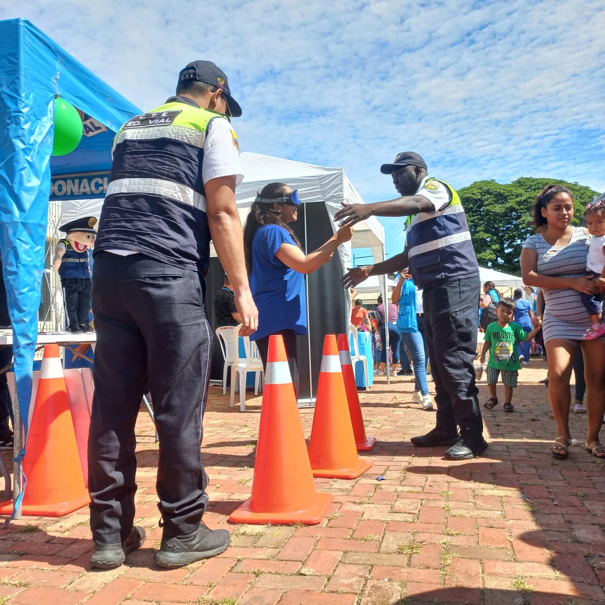 CTEcuador's tweet photo. #Guayas | Mantener los límites de velocidad, respeto a la Ley de Tránsito y el uso obligatorio del casco homologado, fueron algunos de los mensajes impartidos a los habitantes de #Durán que asistieron al Centro de Atención para personas con capacidades especiales #CEMATID 🚗 🧑🏻🏫 https://t.co/gQjG5cDNmz