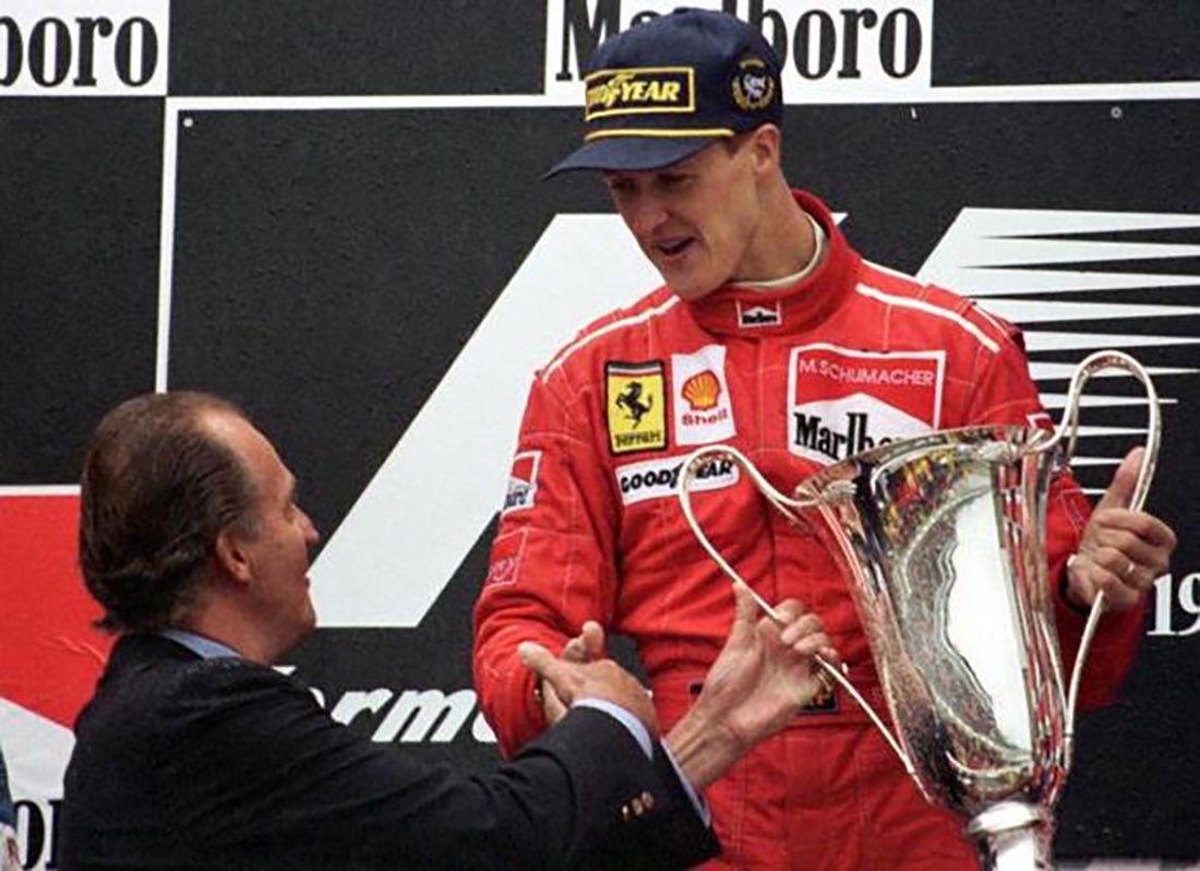 Rob_erta0710's tweet photo. Quello tra Schumacher e la Ferrari è stato uno dei matrimoni più belli della storia della F1. Michael,un ragazzo reduce dalla vittoria di due titoli mondiali consecutivi, abbandonò la Benetton, la squadra con cui aveva vinto tutto, per affrontare la sfida più difficile per un pilota che corre in F1: vincere il titolo mondiale con la macchina rossa. 
Correre per la Ferrari non è mai semplice e quando Michael decise di firmare con il team era consapevole dell’ardua sfida che stava per intraprendere: il titolo mancava da ben 20 anni, la pressione era tanta e, in qualche modo, ci si aspettava che il talento del fuoriclasse tedesco potesse riportare la Ferrari alla vittoria.

"Indossare questa tuta fa un certo effetto. Quando mi sono presentato ai box, ho notato che i miei meccanici mi guardavano in un modo strano. Ammirati. All’inizio mi chiedevo cos’avessero, cosa ci fosse di strano... Mi hanno detto che mi stava molto bene e credo che abbiano ragione. La Ferrari non è una squadra normale, qui c’è qualcosa di speciale. È così per tutto quello che si può ottenere dalle persone, per il modo in cui si è osservati dall’esterno, per tutto quello che si vive all’interno di questa squadra.È così a causa del mito che aleggia attorno a questa squadra."

Michael fece il suo debutto al volante della Rossa in Australia, il 10 marzo del 1996, e tutto andò storto perché la F310 si fermò a causa di un guasto ai freni. L'inizio non fu dei migliori e,dopo sei gare,era già chiaro a tutti che la lotta per il titolo fosse un affare tra i due piloti della Williams: Damon Hill e Jacques Villeneuve.
Per il settimo appuntamento della stagione il circus si spostò in Spagna: le due Williams dominarono le qualifiche, Hill si classificò primo e Villeneuve secondo. Michael invece riuscì a conquistare un buon terzo posto ma con un distacco di ben un secondo dalla pole di Hill, dunque ci  si aspettava in gara un dominio incontrastato delle Williams. Nella notte però un violento temporale colpì il circuito spagnolo prolungandosi anche alla domenica. Per Michael arrivò l'occasione  di riportare la Scuderia di Maranello alla vittoria e mettere in mostra le sue doti da campione. Il pilota tedesco al via perse numerose posizioni e al termine del primo giro si trovava in settima posizione, ma non si lasciò demoralizzare e iniziò una grande rimonta che , dopo soli cinque giri,lo riportò in terza posizione. I due piloti della Williams guidavano la classifica ma Michael dimostrò di avere un passo gara migliore e, compiendo una serie di giri veloci, raggiunse i due piloti della Williams e, dopo averli superati,conquistò la testa della corsa. Michael aveva un ritmo indiavolato, girava ben quattro secondi più veloce dei suoi avversari e,dopo solo metà gara,aveva già oltre un minuto di vantaggio sugli avversari. Nell'ultima parte di gara la F310 iniziò ad avere problemi al motore ma il vantaggio accumulato era talmente ampio che nulla poté fermarlo: Tagliò il traguardo con quasi cinquanta secondi di vantaggio su Alesi e Villeneuve. Il mago della pioggia aveva realizzato l'ennesima magia.
La vittoria nel #SpanishGP 1996 segnò l’inizio dell’amore tra Michael e la Ferrari, la prima delle 72 vittorie totali che conquistarono insieme.
Un antico proverbio cinese recita "Cadi sette volte, rialzati otto",non importa quante volte affronti il fallimento, l'importante è tirarsi su ed andare avanti e penso che descriva nel migliore dei modi ciò che è stato fatto da Michael e da tutto il team di Maranello.

"Farò di tutto per riportare il numero 1 sulla Ferrari.È ciò che il team e i tifosi meritano di avere"

Ciò che lega Ferrari e Michael è qualcosa di unico,una storia che ha avuto un bellissimo lieto fine ma raggiunto dopo anni di sconfitte da cui sono sempre riusciti a rialzarsi insieme senza mai smettere di credere nel sogno del mondiale. E, quando quella gioia è arrivata nel lontano 2000,da lì in poi c'è stato il dominio e il campione è diventato leggenda  ♥️

#essereFerrari #F1