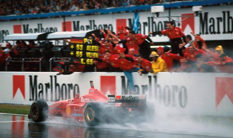 Rob_erta0710's tweet photo. Quello tra Schumacher e la Ferrari è stato uno dei matrimoni più belli della storia della F1. Michael,un ragazzo reduce dalla vittoria di due titoli mondiali consecutivi, abbandonò la Benetton, la squadra con cui aveva vinto tutto, per affrontare la sfida più difficile per un pilota che corre in F1: vincere il titolo mondiale con la macchina rossa. 
Correre per la Ferrari non è mai semplice e quando Michael decise di firmare con il team era consapevole dell’ardua sfida che stava per intraprendere: il titolo mancava da ben 20 anni, la pressione era tanta e, in qualche modo, ci si aspettava che il talento del fuoriclasse tedesco potesse riportare la Ferrari alla vittoria.

"Indossare questa tuta fa un certo effetto. Quando mi sono presentato ai box, ho notato che i miei meccanici mi guardavano in un modo strano. Ammirati. All’inizio mi chiedevo cos’avessero, cosa ci fosse di strano... Mi hanno detto che mi stava molto bene e credo che abbiano ragione. La Ferrari non è una squadra normale, qui c’è qualcosa di speciale. È così per tutto quello che si può ottenere dalle persone, per il modo in cui si è osservati dall’esterno, per tutto quello che si vive all’interno di questa squadra.È così a causa del mito che aleggia attorno a questa squadra."

Michael fece il suo debutto al volante della Rossa in Australia, il 10 marzo del 1996, e tutto andò storto perché la F310 si fermò a causa di un guasto ai freni. L'inizio non fu dei migliori e,dopo sei gare,era già chiaro a tutti che la lotta per il titolo fosse un affare tra i due piloti della Williams: Damon Hill e Jacques Villeneuve.
Per il settimo appuntamento della stagione il circus si spostò in Spagna: le due Williams dominarono le qualifiche, Hill si classificò primo e Villeneuve secondo. Michael invece riuscì a conquistare un buon terzo posto ma con un distacco di ben un secondo dalla pole di Hill, dunque ci  si aspettava in gara un dominio incontrastato delle Williams. Nella notte però un violento temporale colpì il circuito spagnolo prolungandosi anche alla domenica. Per Michael arrivò l'occasione  di riportare la Scuderia di Maranello alla vittoria e mettere in mostra le sue doti da campione. Il pilota tedesco al via perse numerose posizioni e al termine del primo giro si trovava in settima posizione, ma non si lasciò demoralizzare e iniziò una grande rimonta che , dopo soli cinque giri,lo riportò in terza posizione. I due piloti della Williams guidavano la classifica ma Michael dimostrò di avere un passo gara migliore e, compiendo una serie di giri veloci, raggiunse i due piloti della Williams e, dopo averli superati,conquistò la testa della corsa. Michael aveva un ritmo indiavolato, girava ben quattro secondi più veloce dei suoi avversari e,dopo solo metà gara,aveva già oltre un minuto di vantaggio sugli avversari. Nell'ultima parte di gara la F310 iniziò ad avere problemi al motore ma il vantaggio accumulato era talmente ampio che nulla poté fermarlo: Tagliò il traguardo con quasi cinquanta secondi di vantaggio su Alesi e Villeneuve. Il mago della pioggia aveva realizzato l'ennesima magia.
La vittoria nel #SpanishGP 1996 segnò l’inizio dell’amore tra Michael e la Ferrari, la prima delle 72 vittorie totali che conquistarono insieme.
Un antico proverbio cinese recita "Cadi sette volte, rialzati otto",non importa quante volte affronti il fallimento, l'importante è tirarsi su ed andare avanti e penso che descriva nel migliore dei modi ciò che è stato fatto da Michael e da tutto il team di Maranello.

"Farò di tutto per riportare il numero 1 sulla Ferrari.È ciò che il team e i tifosi meritano di avere"

Ciò che lega Ferrari e Michael è qualcosa di unico,una storia che ha avuto un bellissimo lieto fine ma raggiunto dopo anni di sconfitte da cui sono sempre riusciti a rialzarsi insieme senza mai smettere di credere nel sogno del mondiale. E, quando quella gioia è arrivata nel lontano 2000,da lì in poi c'è stato il dominio e il campione è diventato leggenda  ♥️

#essereFerrari #F1