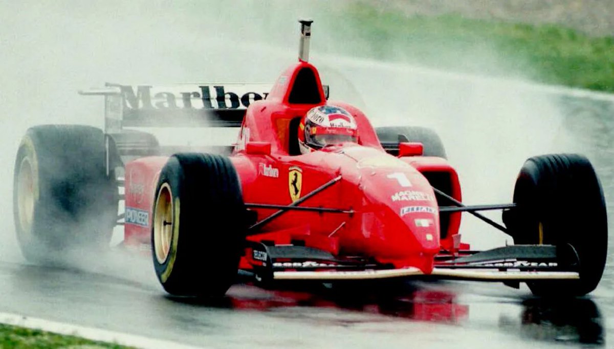 Rob_erta0710's tweet photo. Quello tra Schumacher e la Ferrari è stato uno dei matrimoni più belli della storia della F1. Michael,un ragazzo reduce dalla vittoria di due titoli mondiali consecutivi, abbandonò la Benetton, la squadra con cui aveva vinto tutto, per affrontare la sfida più difficile per un pilota che corre in F1: vincere il titolo mondiale con la macchina rossa. 
Correre per la Ferrari non è mai semplice e quando Michael decise di firmare con il team era consapevole dell’ardua sfida che stava per intraprendere: il titolo mancava da ben 20 anni, la pressione era tanta e, in qualche modo, ci si aspettava che il talento del fuoriclasse tedesco potesse riportare la Ferrari alla vittoria.

"Indossare questa tuta fa un certo effetto. Quando mi sono presentato ai box, ho notato che i miei meccanici mi guardavano in un modo strano. Ammirati. All’inizio mi chiedevo cos’avessero, cosa ci fosse di strano... Mi hanno detto che mi stava molto bene e credo che abbiano ragione. La Ferrari non è una squadra normale, qui c’è qualcosa di speciale. È così per tutto quello che si può ottenere dalle persone, per il modo in cui si è osservati dall’esterno, per tutto quello che si vive all’interno di questa squadra.È così a causa del mito che aleggia attorno a questa squadra."

Michael fece il suo debutto al volante della Rossa in Australia, il 10 marzo del 1996, e tutto andò storto perché la F310 si fermò a causa di un guasto ai freni. L'inizio non fu dei migliori e,dopo sei gare,era già chiaro a tutti che la lotta per il titolo fosse un affare tra i due piloti della Williams: Damon Hill e Jacques Villeneuve.
Per il settimo appuntamento della stagione il circus si spostò in Spagna: le due Williams dominarono le qualifiche, Hill si classificò primo e Villeneuve secondo. Michael invece riuscì a conquistare un buon terzo posto ma con un distacco di ben un secondo dalla pole di Hill, dunque ci  si aspettava in gara un dominio incontrastato delle Williams. Nella notte però un violento temporale colpì il circuito spagnolo prolungandosi anche alla domenica. Per Michael arrivò l'occasione  di riportare la Scuderia di Maranello alla vittoria e mettere in mostra le sue doti da campione. Il pilota tedesco al via perse numerose posizioni e al termine del primo giro si trovava in settima posizione, ma non si lasciò demoralizzare e iniziò una grande rimonta che , dopo soli cinque giri,lo riportò in terza posizione. I due piloti della Williams guidavano la classifica ma Michael dimostrò di avere un passo gara migliore e, compiendo una serie di giri veloci, raggiunse i due piloti della Williams e, dopo averli superati,conquistò la testa della corsa. Michael aveva un ritmo indiavolato, girava ben quattro secondi più veloce dei suoi avversari e,dopo solo metà gara,aveva già oltre un minuto di vantaggio sugli avversari. Nell'ultima parte di gara la F310 iniziò ad avere problemi al motore ma il vantaggio accumulato era talmente ampio che nulla poté fermarlo: Tagliò il traguardo con quasi cinquanta secondi di vantaggio su Alesi e Villeneuve. Il mago della pioggia aveva realizzato l'ennesima magia.
La vittoria nel #SpanishGP 1996 segnò l’inizio dell’amore tra Michael e la Ferrari, la prima delle 72 vittorie totali che conquistarono insieme.
Un antico proverbio cinese recita "Cadi sette volte, rialzati otto",non importa quante volte affronti il fallimento, l'importante è tirarsi su ed andare avanti e penso che descriva nel migliore dei modi ciò che è stato fatto da Michael e da tutto il team di Maranello.

"Farò di tutto per riportare il numero 1 sulla Ferrari.È ciò che il team e i tifosi meritano di avere"

Ciò che lega Ferrari e Michael è qualcosa di unico,una storia che ha avuto un bellissimo lieto fine ma raggiunto dopo anni di sconfitte da cui sono sempre riusciti a rialzarsi insieme senza mai smettere di credere nel sogno del mondiale. E, quando quella gioia è arrivata nel lontano 2000,da lì in poi c'è stato il dominio e il campione è diventato leggenda  ♥️

#essereFerrari #F1