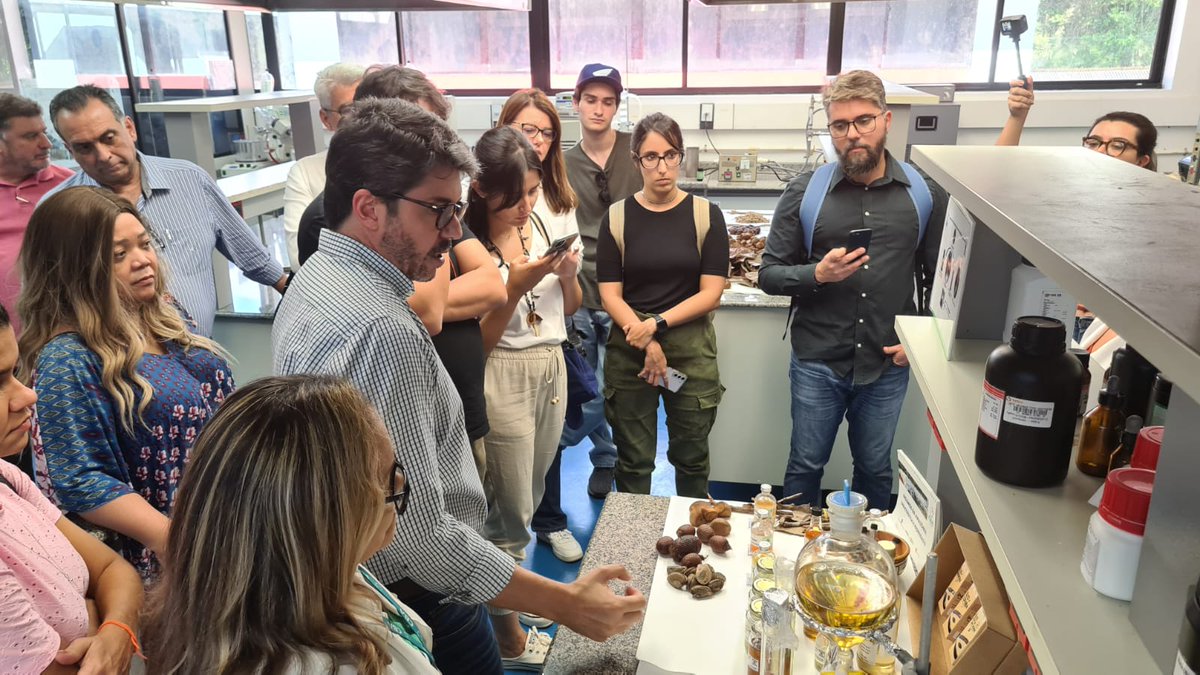 O CBA recebeu a visita de jornalistas de veículos de comunicação renomados do País. A agenda foi promovida pelo Cieam e permitiu conhecer as especificidades da bioeconomia amazônica e como o CBA pode ajudar no desenvolvimento regional. Saiba mais sobre a agenda nos próximos dias.