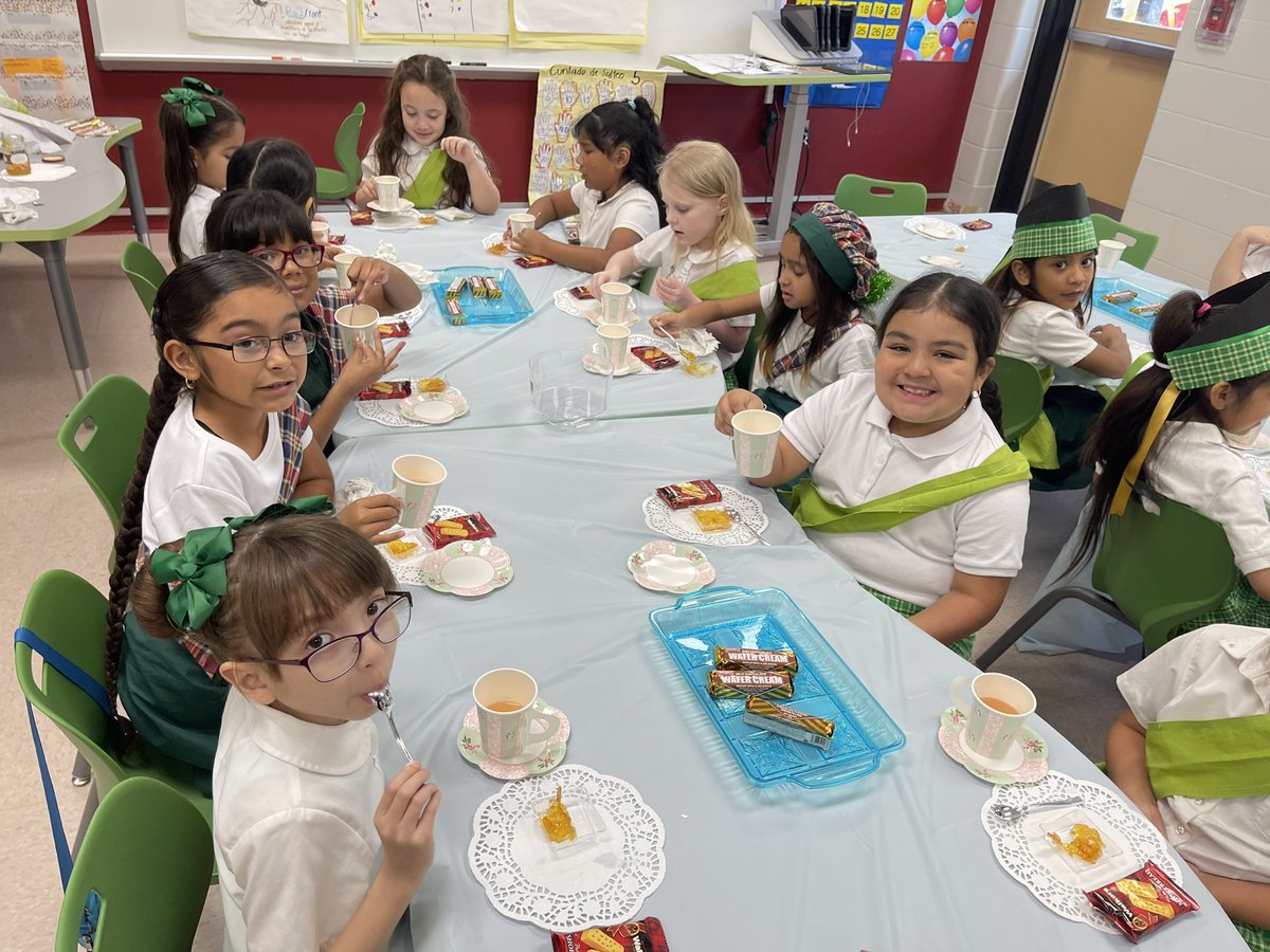 Maestra_Estrada's tweet image. A little Scottish tea party 
Leaders being risktakers as they try some Scottish snacks and tea 💚💛🫖☕️