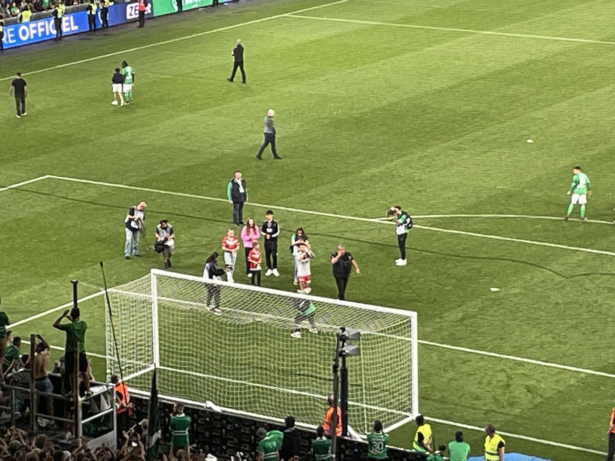 patrick_ducrot's tweet photo. Ambiance de fou au stade, une belle victoire de @ASSEofficiel, un hommage émouvant à #Debuchy et #Janot, la célébration du titre et de la montée de @ASSEFeminines, le retour dans le tram en mode kop nord…
Je suis trempé, mais quelle soirée ! #ASSE #ASSEVAFC 1/2 https://t.co/BPRjHnsvZW