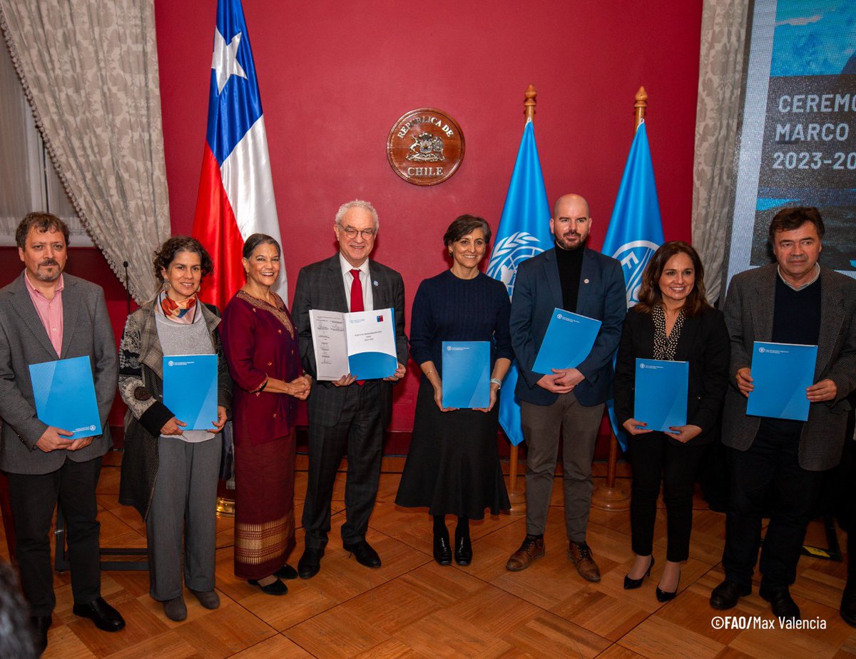 FAOAmericasADG's tweet photo. En un momento histórico para la cooperación entre Chile 🇨🇱 y la @FAO, hoy junto a las principales autoridades de 6 carteras de Estado, renovamos el Marco de Programación País. Los esfuerzos intersectoriales son más necesarios que nunca para garantizar la seguridad alimentaria. https://t.co/yHQK5LY1Py