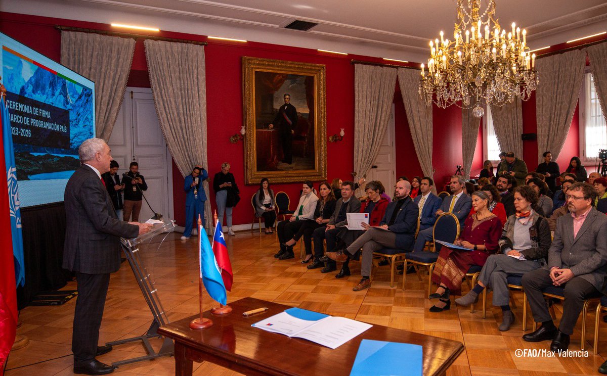 FAOAmericasADG's tweet photo. En un momento histórico para la cooperación entre Chile 🇨🇱 y la @FAO, hoy junto a las principales autoridades de 6 carteras de Estado, renovamos el Marco de Programación País. Los esfuerzos intersectoriales son más necesarios que nunca para garantizar la seguridad alimentaria. https://t.co/yHQK5LY1Py