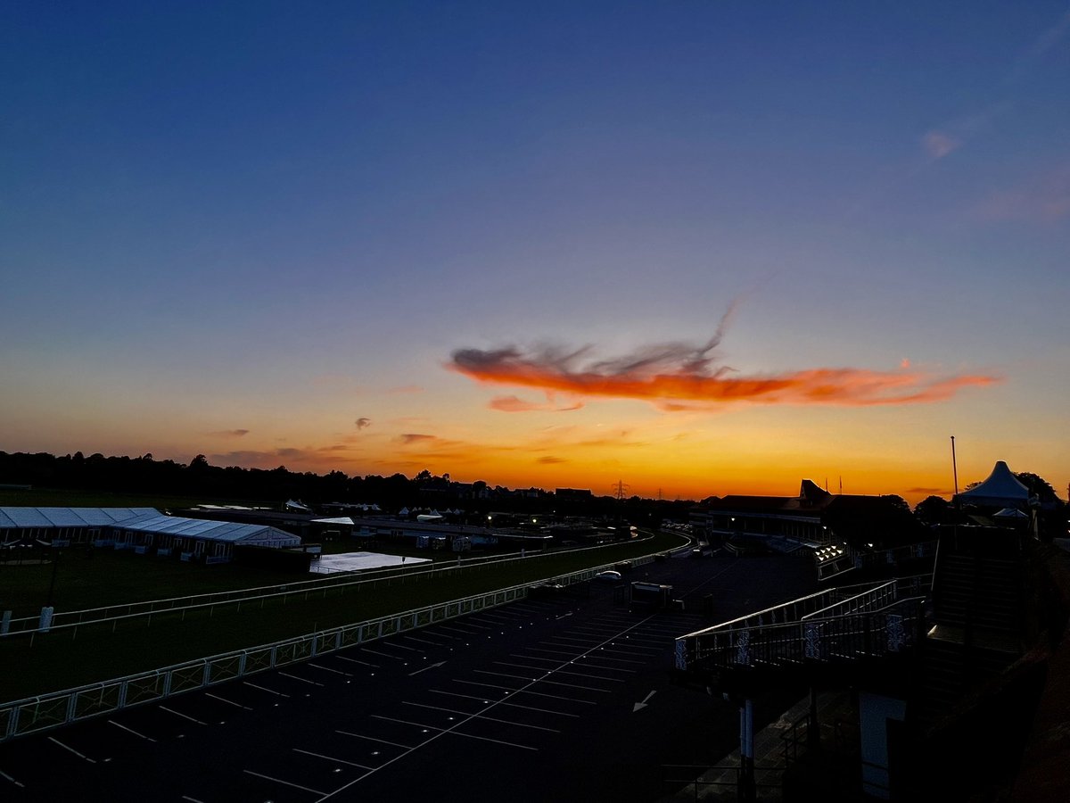 simonjveardley's tweet photo. Caught the last of the #sunset over the oldest racecourse in the country #Roodee #Chester https://t.co/kznLd13o2S