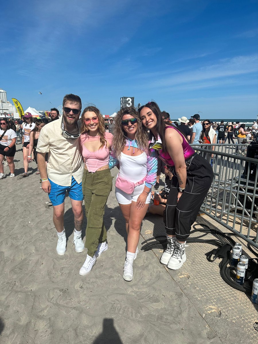 notmadimarie's tweet image. Snow angels to sand angels