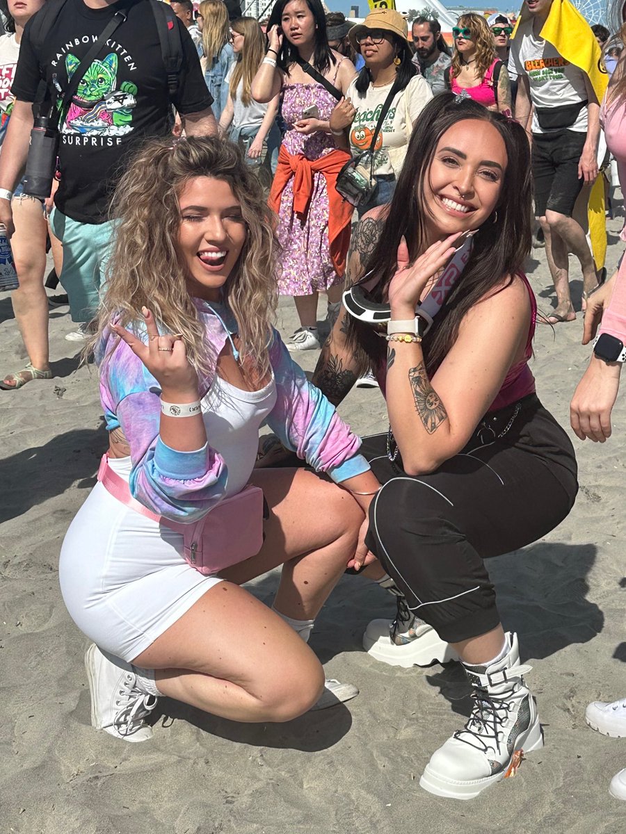 notmadimarie's tweet image. Snow angels to sand angels