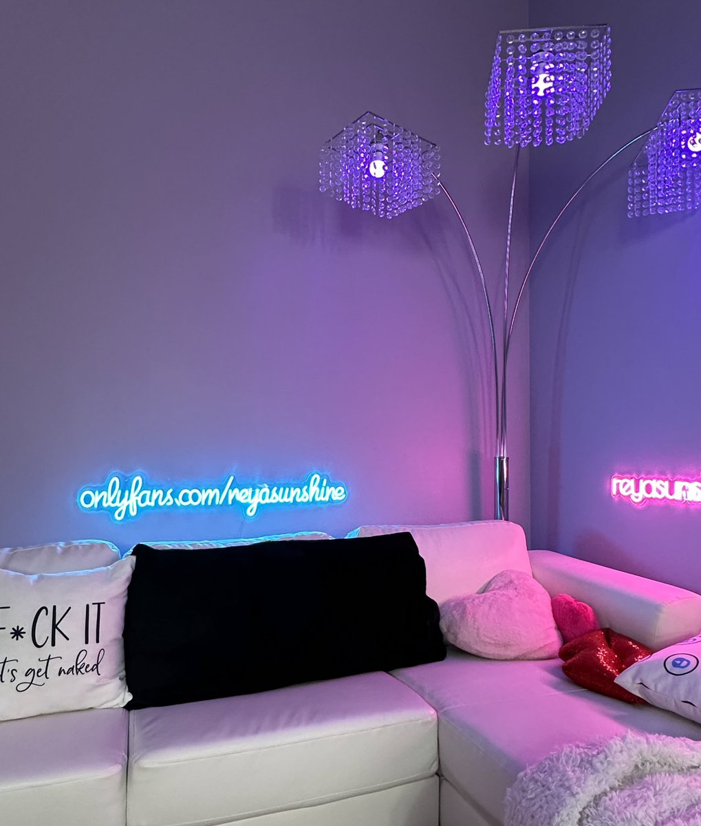 ItsTeamSunshine's tweet photo. Don’t miss out the live show tonight! @Reya__Sunshine will be trying out her new toy she’s been saving for you since Exxxotica Chicago 👀 https://t.co/jHhy1sTP6t