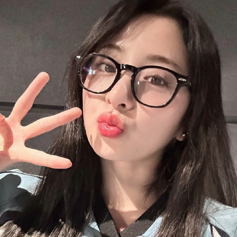 huh yunjin in glasses>>>>