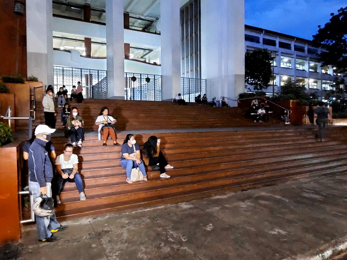 RodLagusad's tweet photo. TINGNAN: Maagang dumating sa kanilang testing center ang ilan sa examinees para sa muling pagbabalik ng UPCAT matapos ang tatlong taong pagkakatigil nito.

May dalawang shift ang entrance exam ngayong dito sa University of the Philippines Diliman ngayong Sabado at Linggo. |@PTVph https://t.co/QinpD7gUaO