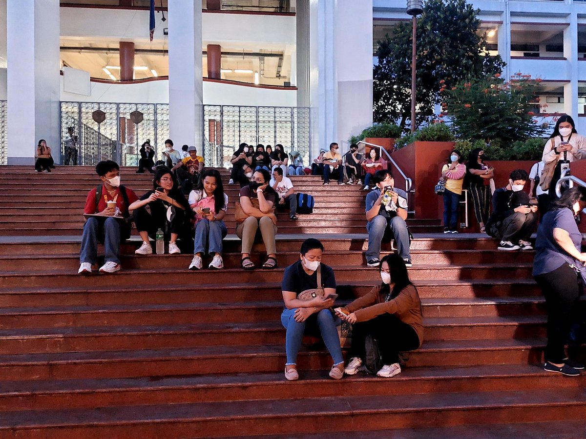 RodLagusad's tweet photo. TINGNAN: Maagang dumating sa kanilang testing center ang ilan sa examinees para sa muling pagbabalik ng UPCAT matapos ang tatlong taong pagkakatigil nito.

May dalawang shift ang entrance exam ngayong dito sa University of the Philippines Diliman ngayong Sabado at Linggo. |@PTVph https://t.co/QinpD7gUaO