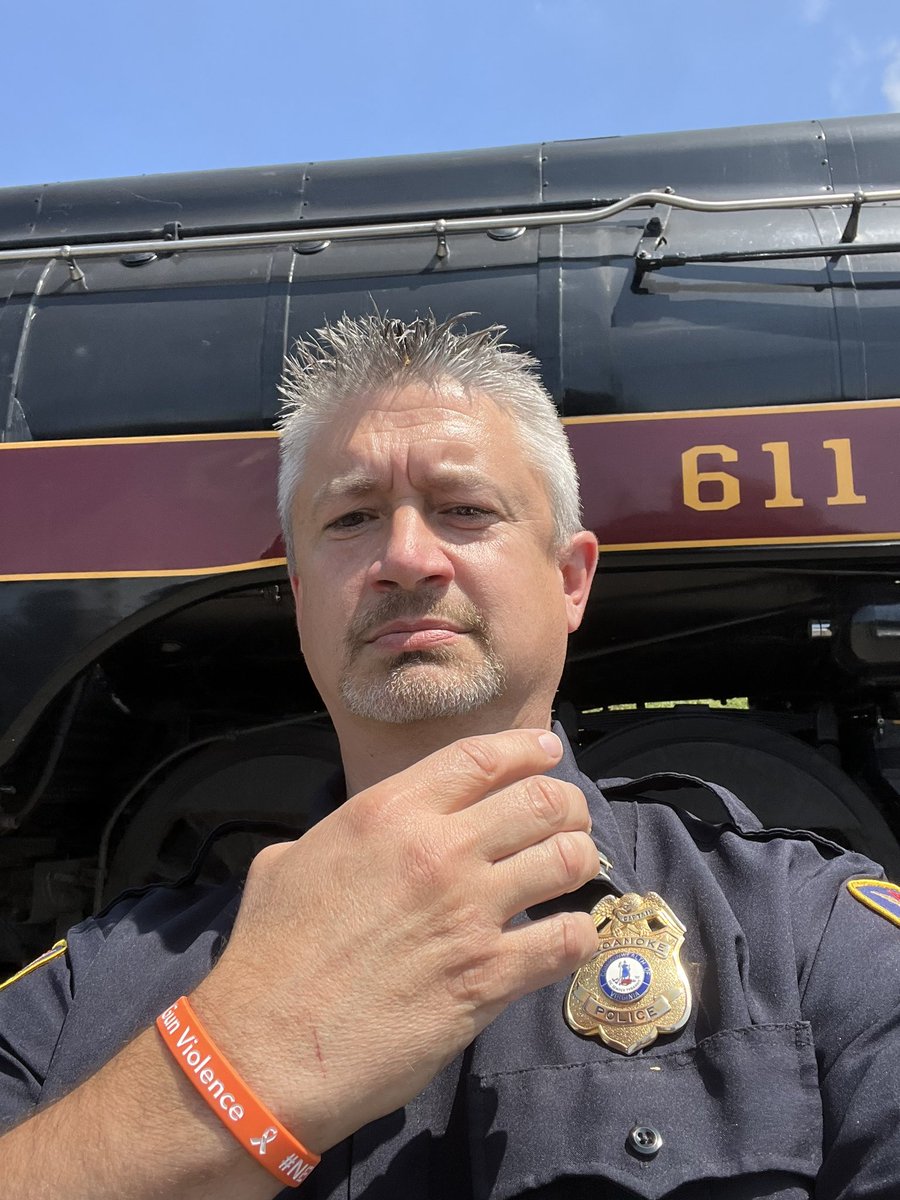 roanokepolice's tweet photo. We wear orange on #NationalGunViolenceAwarenessDay to honor and remember the victims and survivors of gun violence. This is also a day to recognize the devastating impact gun violence has on our community.
Orange is a color that can’t be ignored.
#RPDpride #WearOrange https://t.co/QaEXUmujAL
