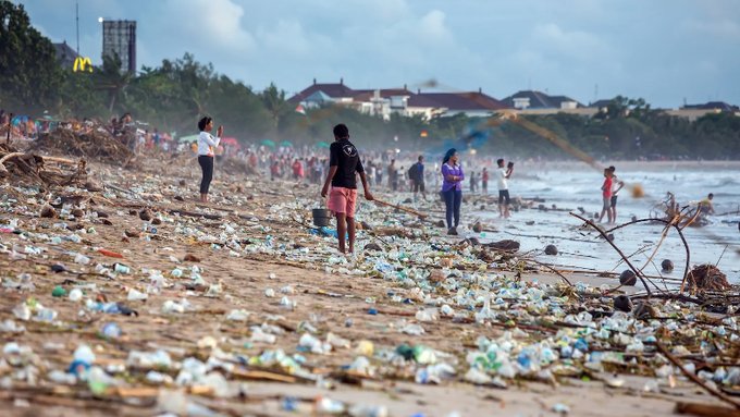 An estimated 19-23M tonnes of plastic end up in lakes, rivers &amp; seas annually.

Time is running out &amp; nature is in emergency mode. #WorldEnvironmentDay highlights that together we must mobilize transformative action to protect and preserve our planet. <a href="/UN/">United Nations</a> un.org/en/observances…