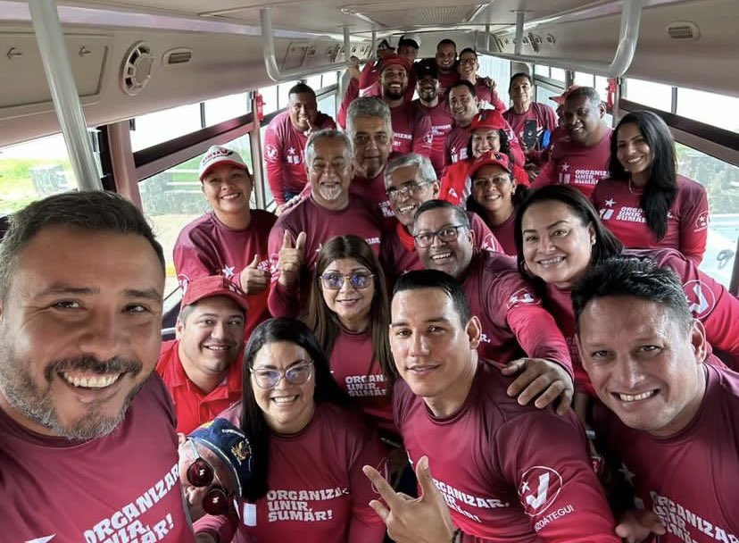 Mercedess_PSUV's tweet photo. Equipo estadal del Psuv en Anzoátegui llega a Ciudad Orinoco para acompañar a nuestro pueblo en su movilización en respaldo al Presidente Nicolás Maduro!!!

@NicolasMaduro 
@luismarcanos 
@PartidoPSUV 
@sugeyherreram 
@pinfantea 
@JuventudPSUV https://t.co/VAm4nkzagc