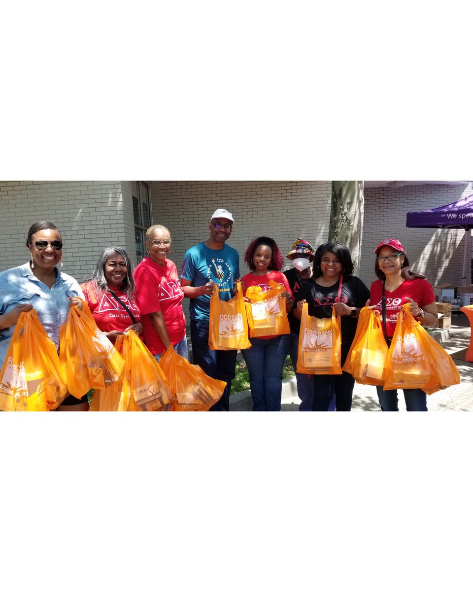 DSTQuAC's tweet photo. Queens alumnae distributed
free PPE to the community at Queens Public Library in Rochdale Village.   Also in attendance Dennis M. Walcott,  President and CEO of Queens Public Library.
😷
#DSTQUAC
#QuACHealthTaskforce
#QueensPublicLibrary
#FoodBankForNewYorkCity
#GoodHealthWins https://t.co/B3FvP1aCkF