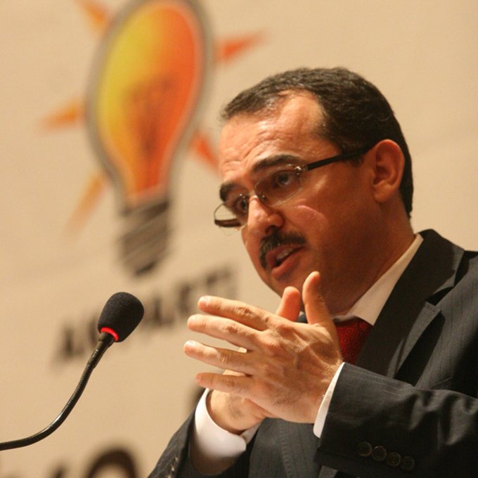 turuksoz's tweet photo. Düello

Kumpas dönemi mağduru Mehmet Ali Çelebi, AKP'den vekil oldu. 

CHP'nin karşı hamlesi ise kumpas dönemi bakanı Sadullah Ergin'i vekil yapmak oldu. https://t.co/eH7VFASLHh