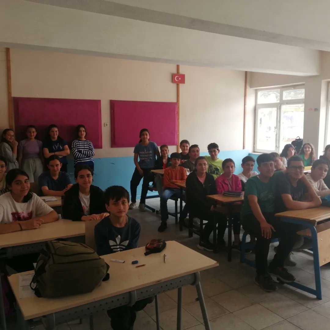 Bascayir_09's tweet photo. LGS öncesi 8. Sınıf öğrencilerimizle sınav öncesi toplantımızı gerçekleştirdik. @tcmeb @prof_mahmutozer @tuncay_morkoc @ValiAKSOY @Aydin_MEM @AydinMemArge @seyfullah0966 @Selim_Karatas09 @KoskMem @GZencirci https://t.co/1uXWlYOLZ2