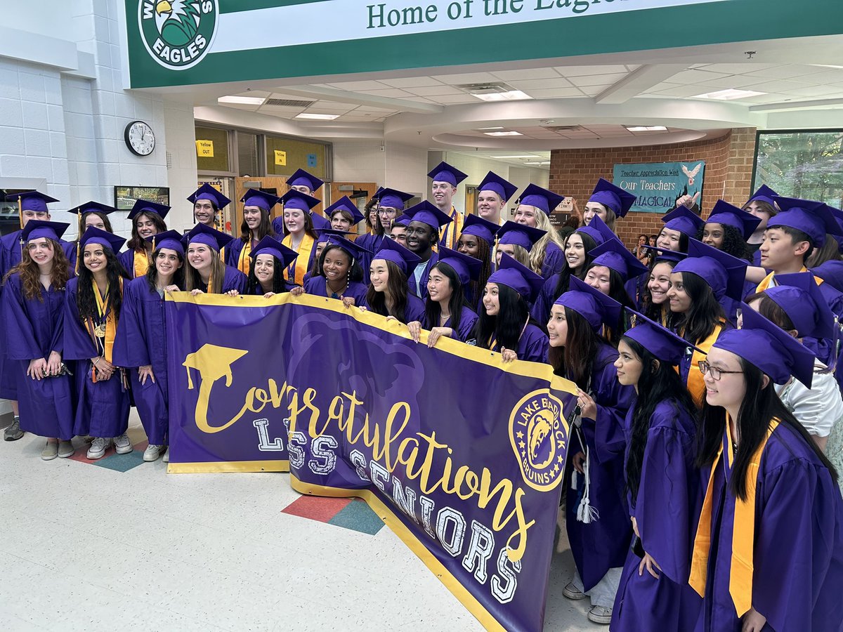 Congrats to the White Oaks Eagles Class of 2023 grads at <a href="/FCPSLBSS/">Lake Braddock SS</a>! We wish you all the best and loved seeing you back today for the Grad Walk. @TanyaSiwik <a href="/DanaChenFCPS/">Dana Chen</a>