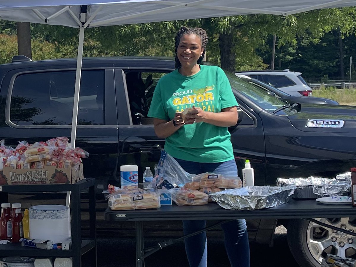 Thanks to Mrs. Davis and her crew of volunteers for cooking for all of our volunteers, staff, and students! #GreenwoodGators #NNPSProud
