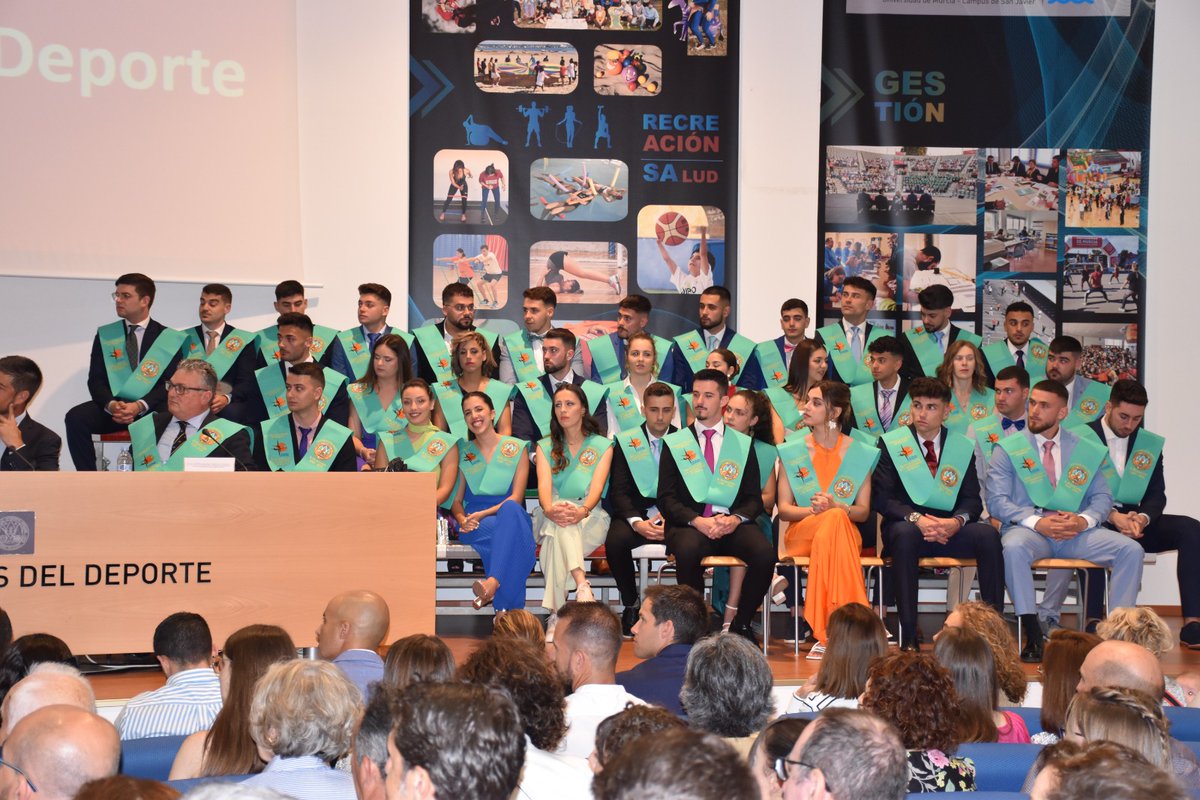 umucafd's tweet photo. Graduación X Promoción CAFD @UMU 
Enhorabuena al padrino @jmlopezgullon y a tod@s los recién graduados https://t.co/u6IGTudnsN