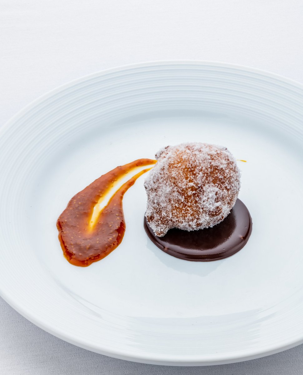 The great donut 🍩 debate... is a bomboloni a donut? Give us your take on this Italian 🇮🇹 dessert in the comments below ⬇️ for #NationalDonutDay!
📷️: Ricotta Bombolini with Waialua Estate Chocolate and liliko‘i curd by Chef Robynne Maii of Fete from #HFWF21